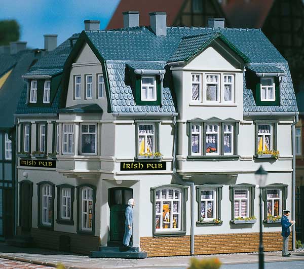 Corner house with Irish pub<br /><a href='images/pictures/Auhagen/12255.jpg' target='_blank'>Full size image</a>